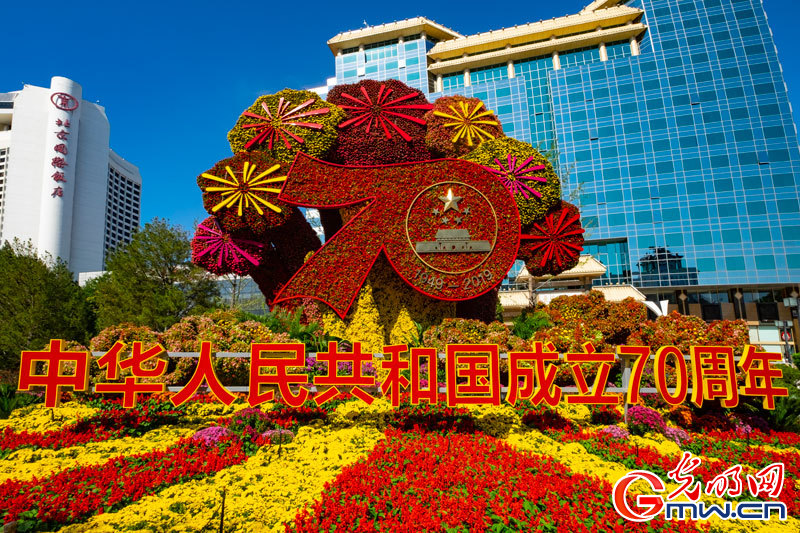 组图：长安街沿线12座立体花坛全部竣工亮相 庆祝新中国70华诞