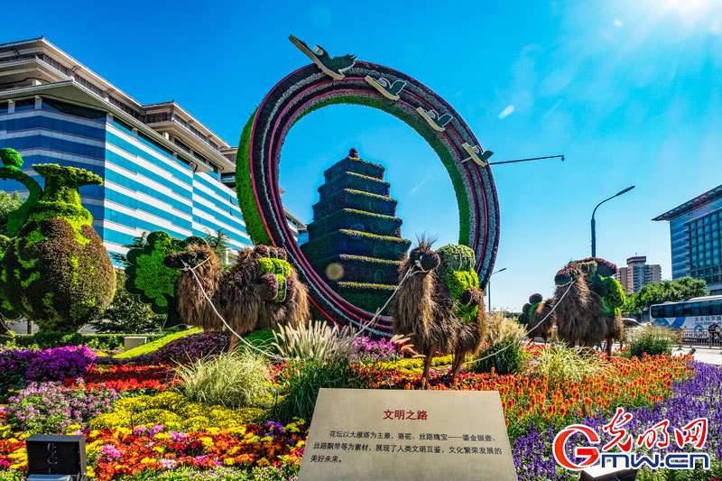 组图：长安街沿线12座立体花坛全部竣工亮相 庆祝新中国70华诞