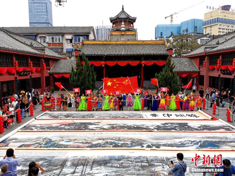 安徽合肥展出450米长卷巨画《锦绣中华》