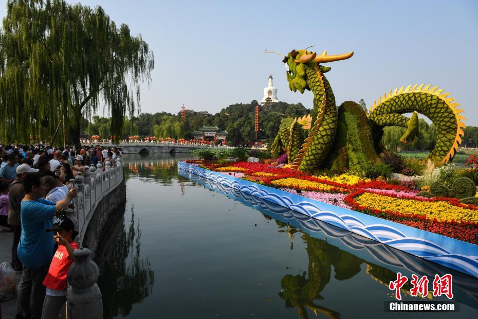 北京北海公园游人如织