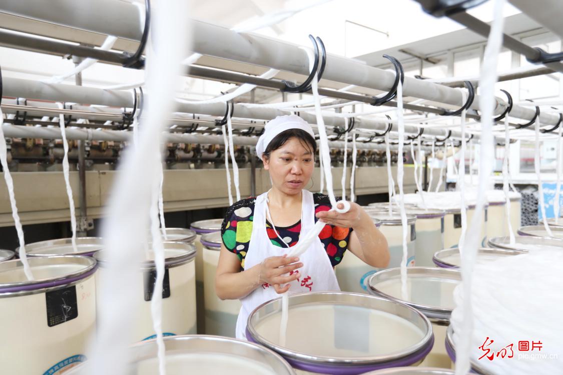 江苏海安：纺织工人坚守岗位度国庆