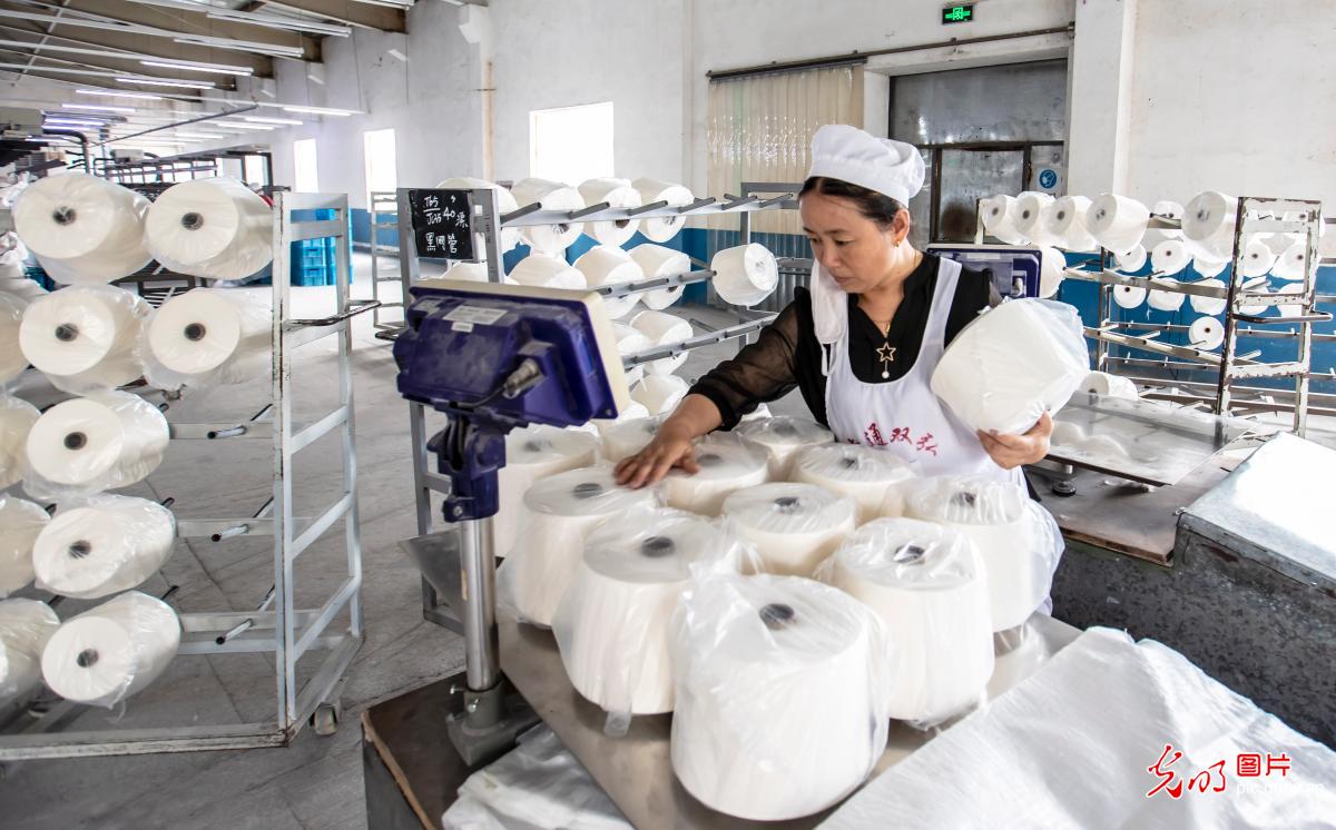 江苏海安：纺织工人坚守岗位度国庆