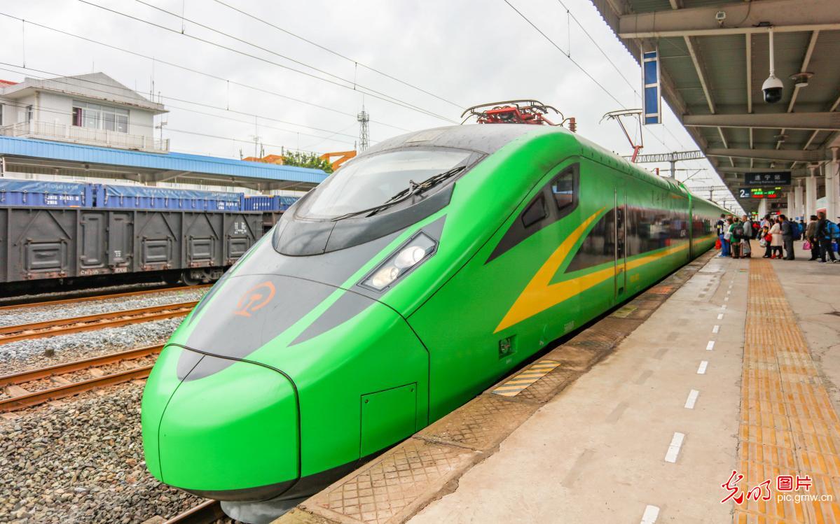 此列动车组为时速160公里的cr200j型复兴号动车组,因为列车的绿色涂装
