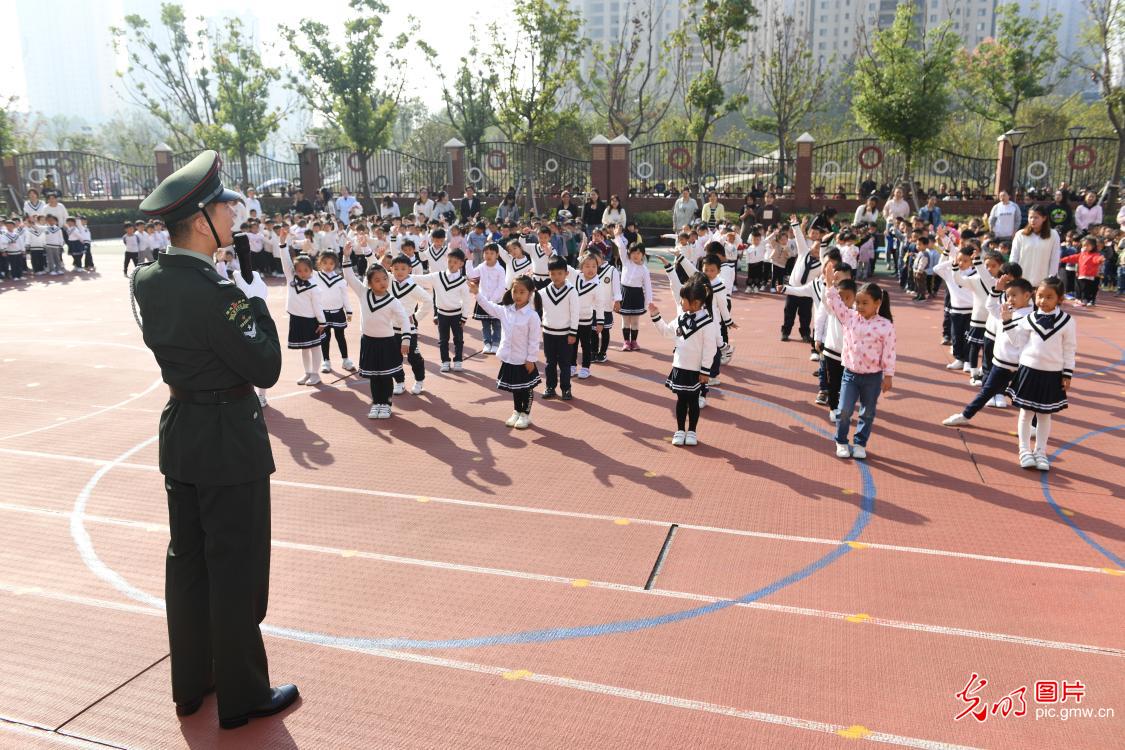 安徽合肥：受阅队员走进幼儿园