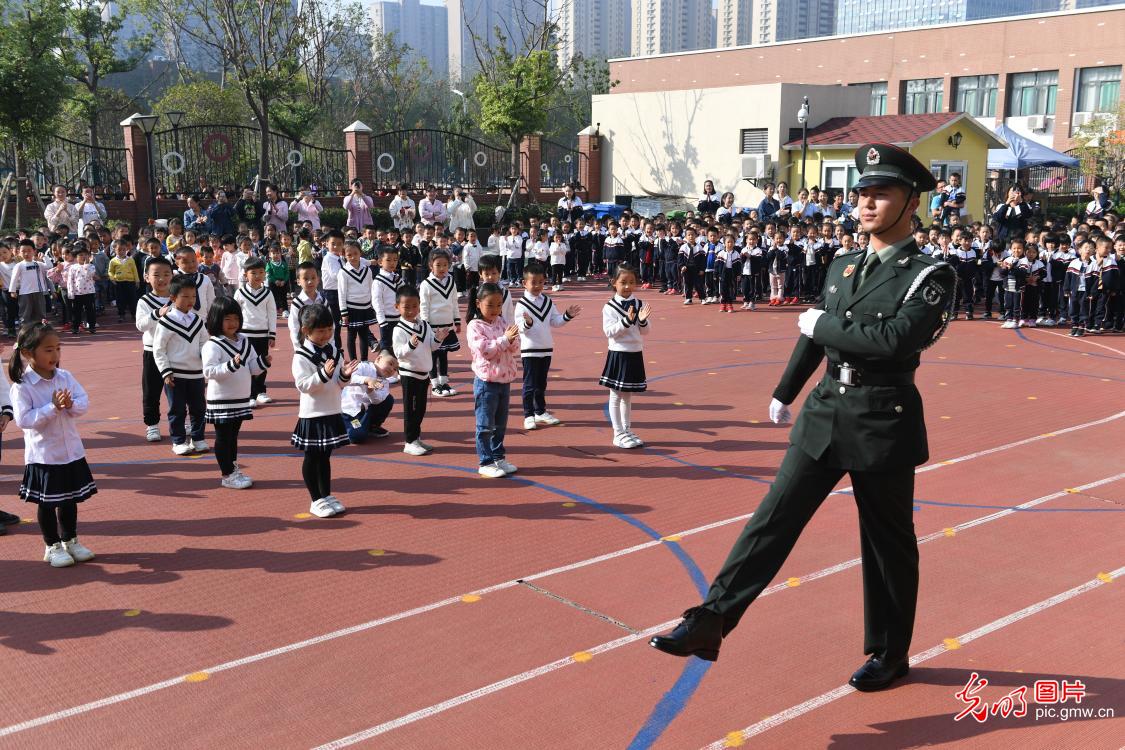 安徽合肥：受阅队员走进幼儿园