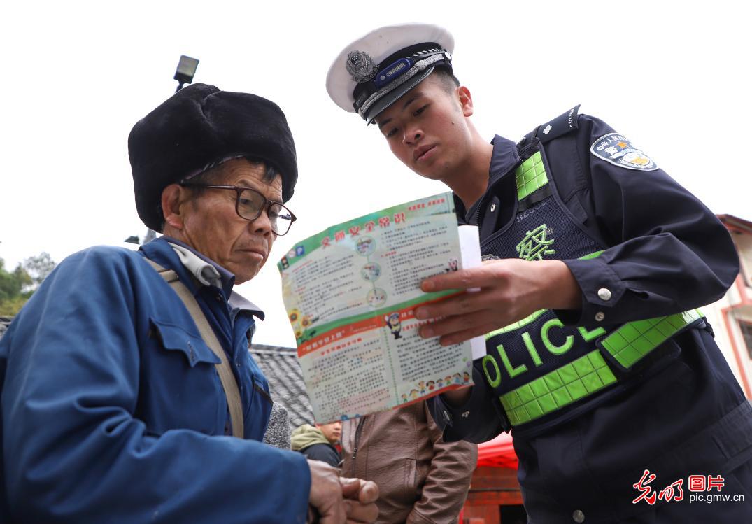 贵州丹寨：交通安全进集市