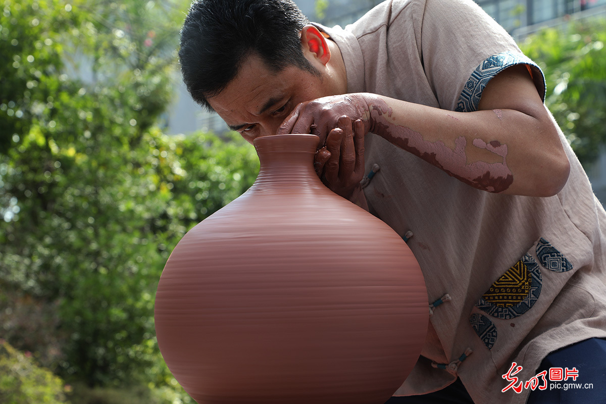 【光明图刊】钦州坭兴陶：千年“窑变”焕新颜
