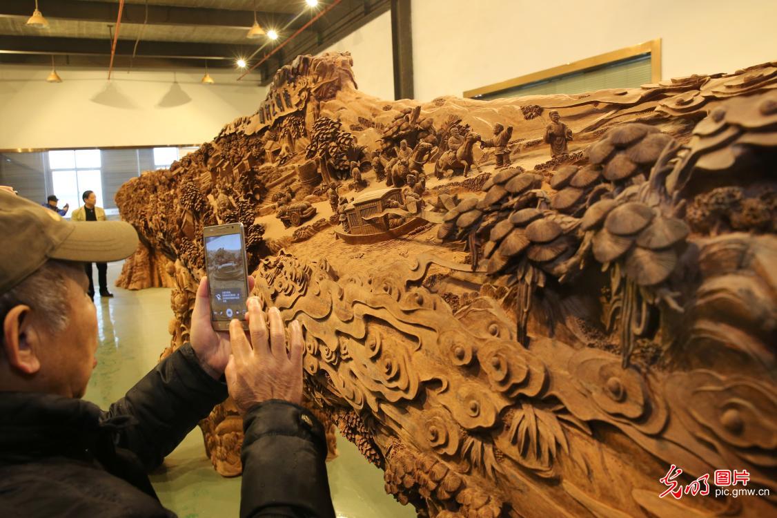 江苏海安红木巨雕《清明上河图》惹人眼