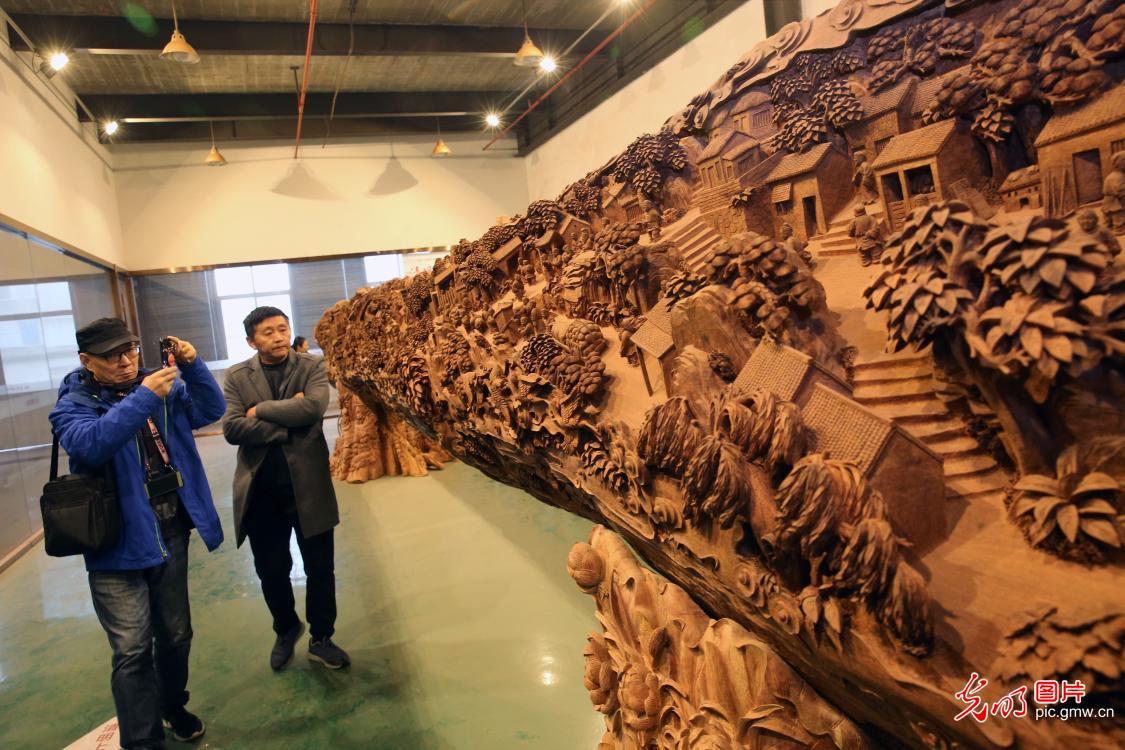 江苏海安红木巨雕《清明上河图》惹人眼