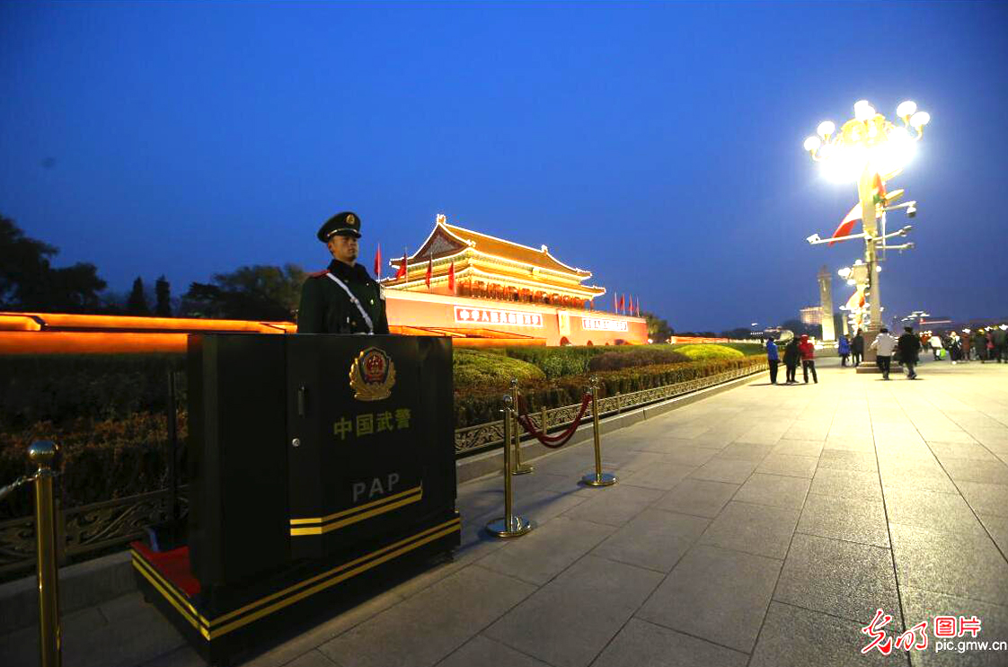 武警战士坚守执勤一线