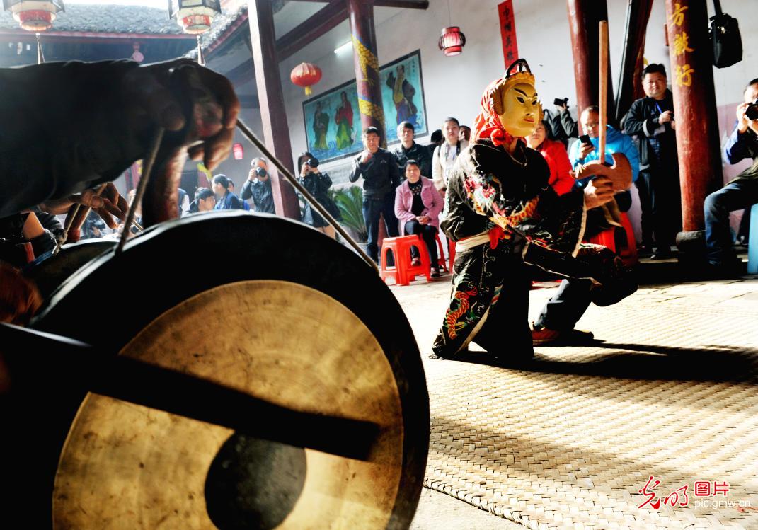 江西万载:非遗傩舞展异彩