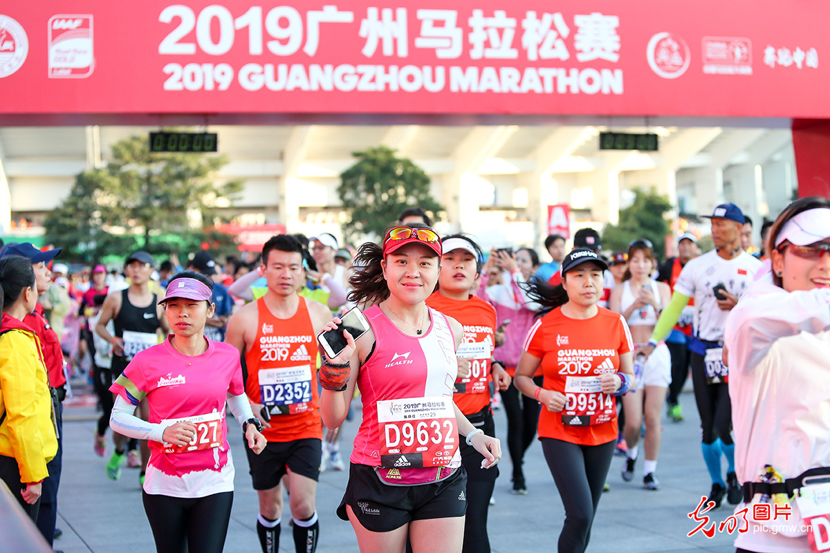 2019广州马拉松赛鸣枪开跑