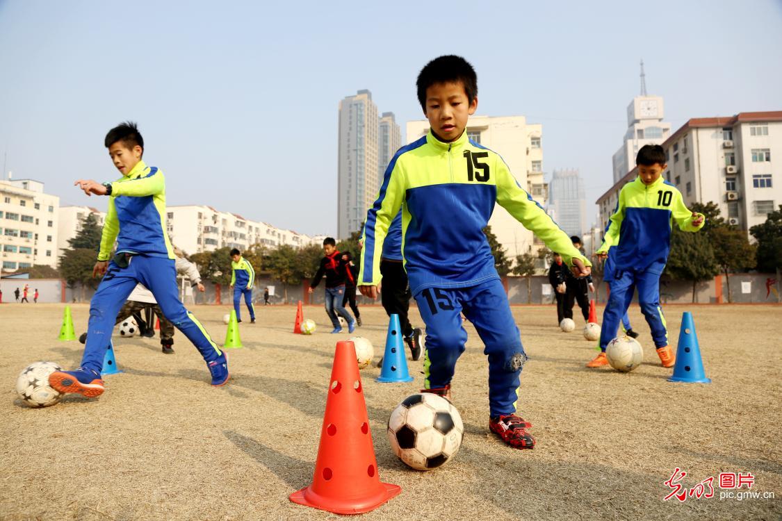 连云港：校园足球 阳光体育