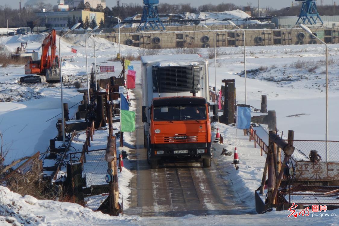 中国黑河与俄罗斯布市货运浮箱固冰通道开通