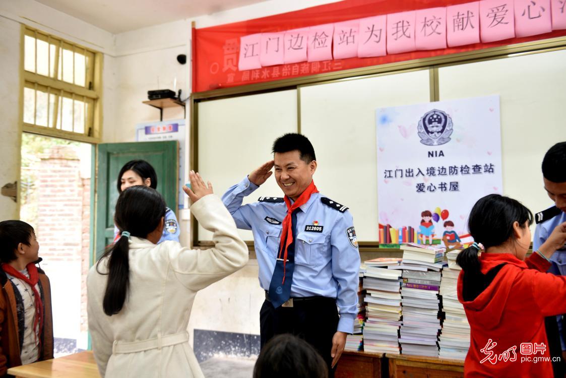 【光明图刊】大瑶山来了“警察老师”