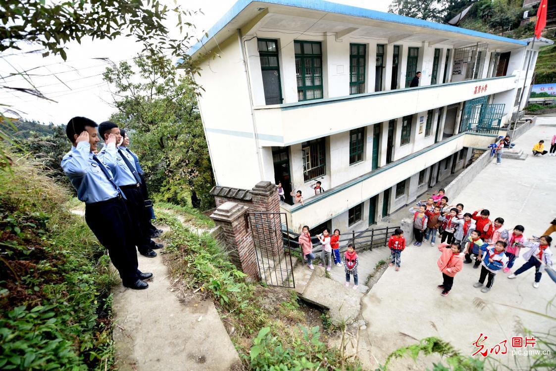 【光明图刊】大瑶山来了“警察老师”
