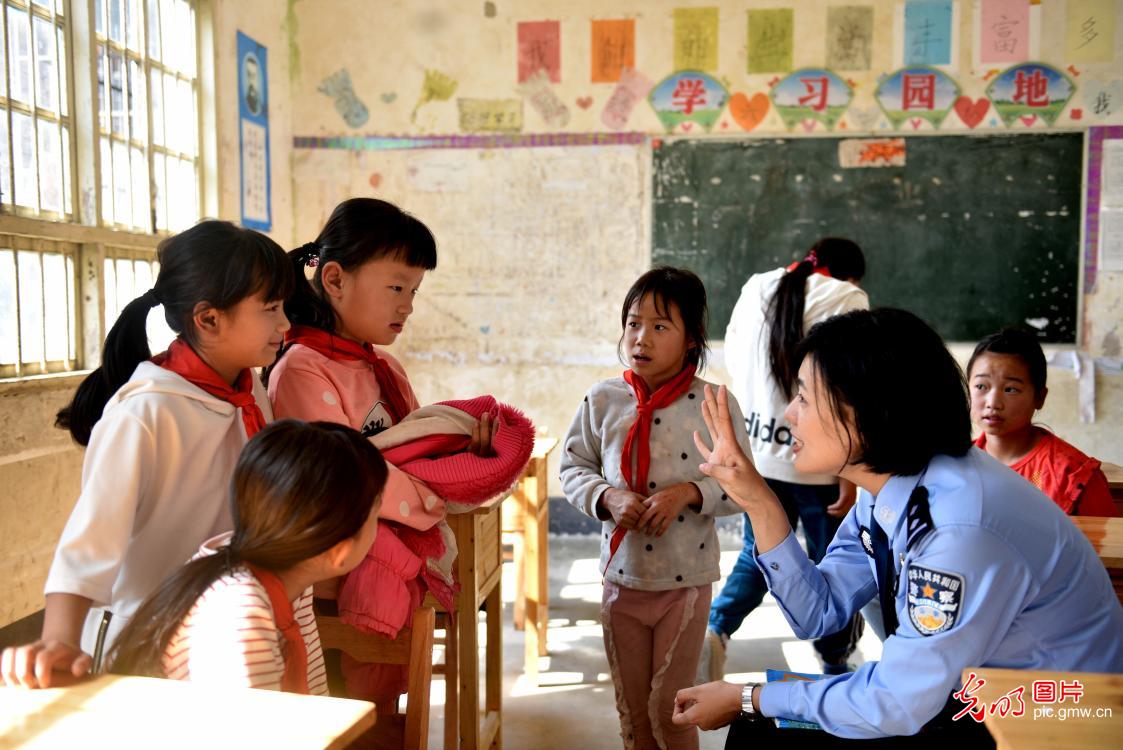 【光明图刊】大瑶山来了“警察老师”