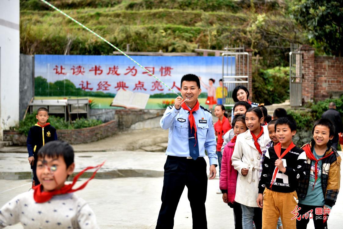 【光明图刊】大瑶山来了“警察老师”