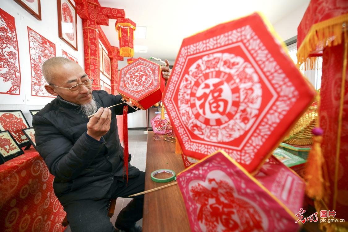 江苏连云港：赶制传统花灯迎新春