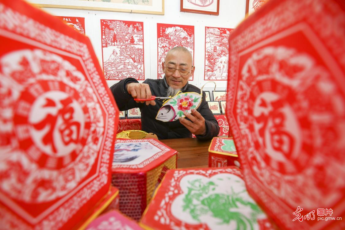 江苏连云港：赶制传统花灯迎新春