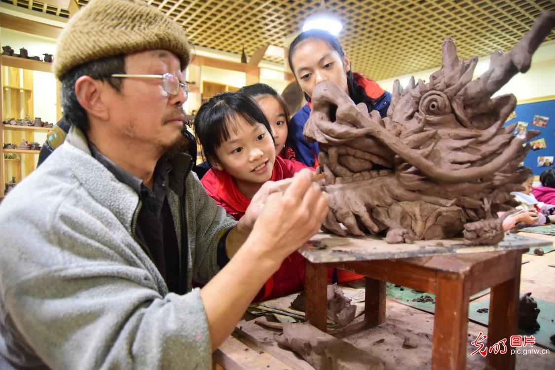 浙江建德：乐享“泥巴”课堂 传承陶艺文化