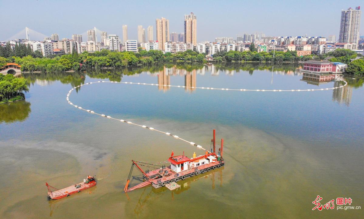 湖北荆州：城市河湖清淤 改善人居环境