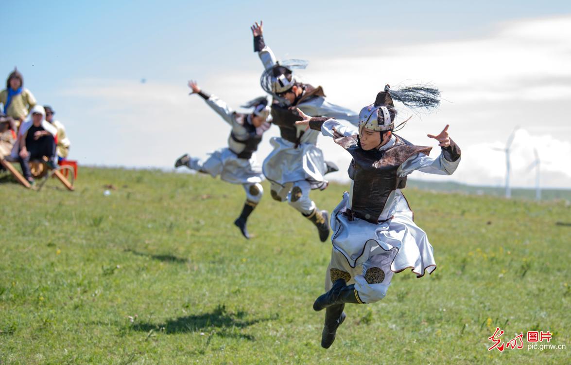 内蒙古乌兰察布：敖包文化节上乐享夏日时光