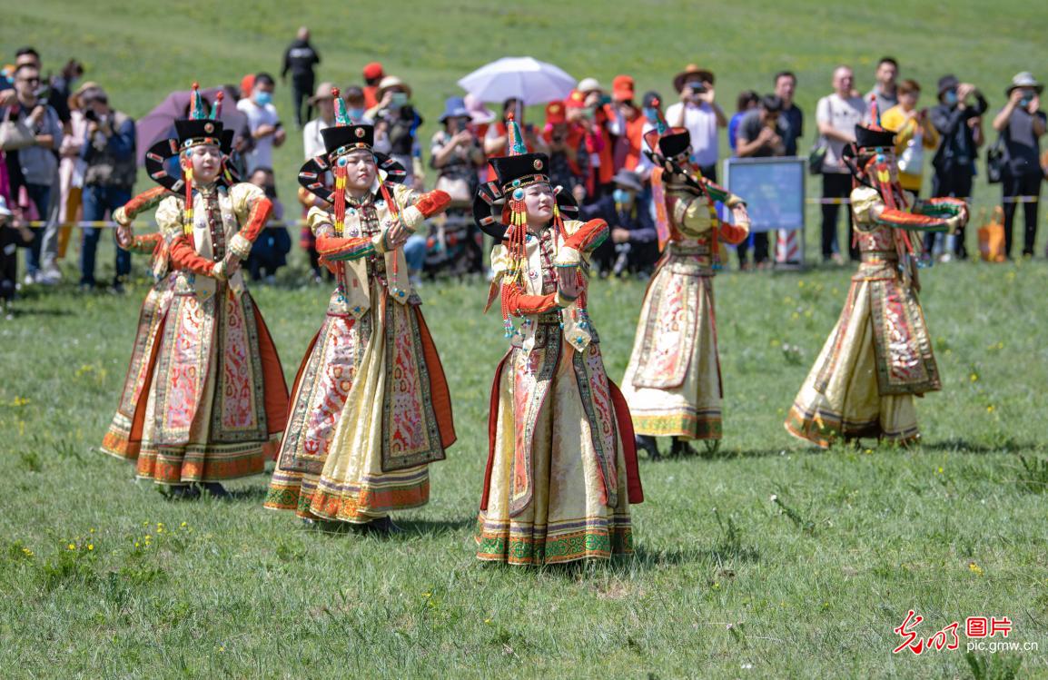内蒙古乌兰察布：敖包文化节上乐享夏日时光