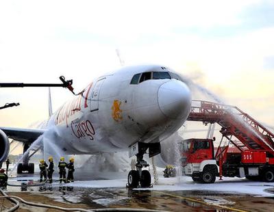 浦东机场一货机起火被扑灭