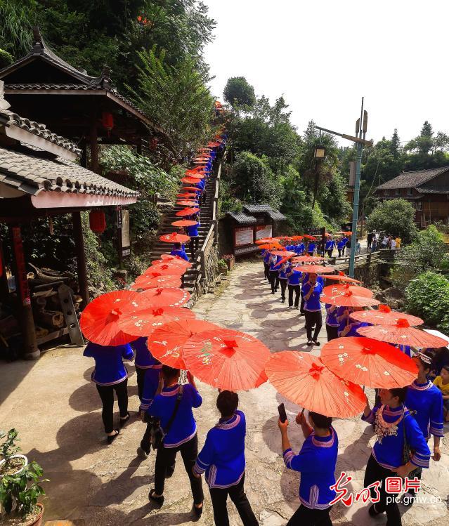 湖南怀化：古侗寨六月六喜回娘家