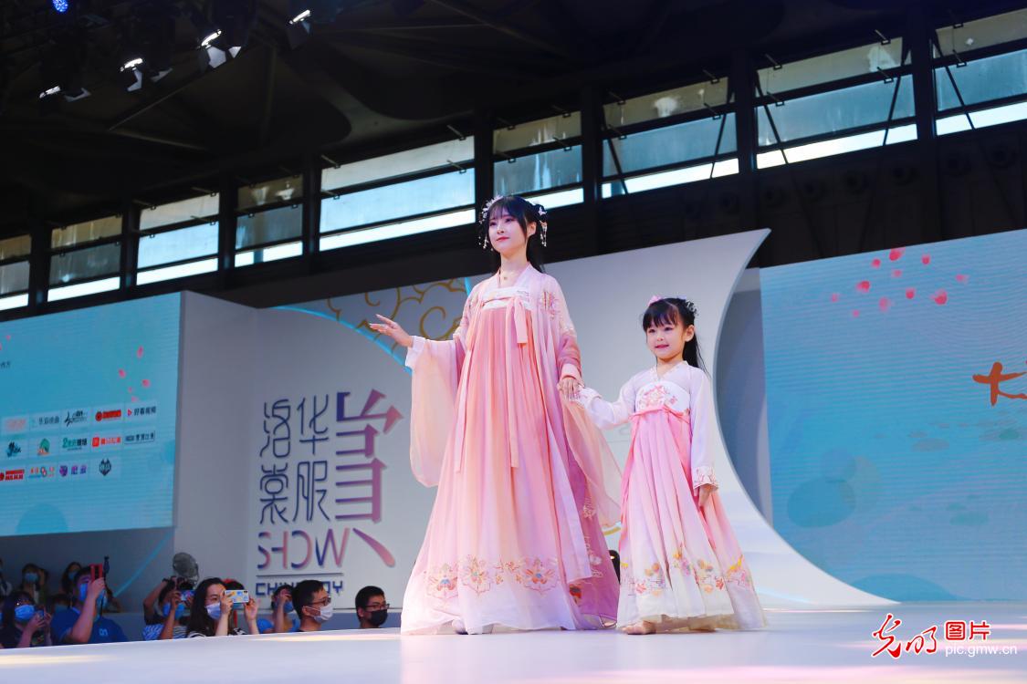 模特汉服走秀时尚演绎中国民族服饰文化