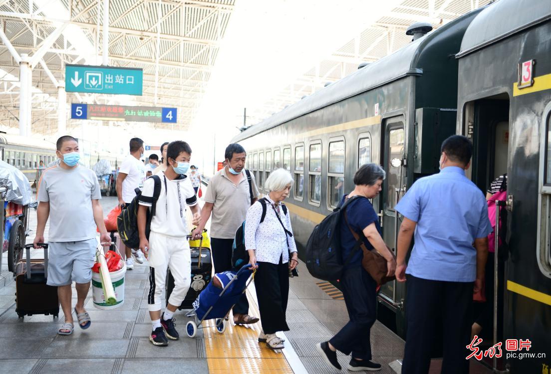 【光明图刊】京九线上的“公益慢火车” 驶出一路温情