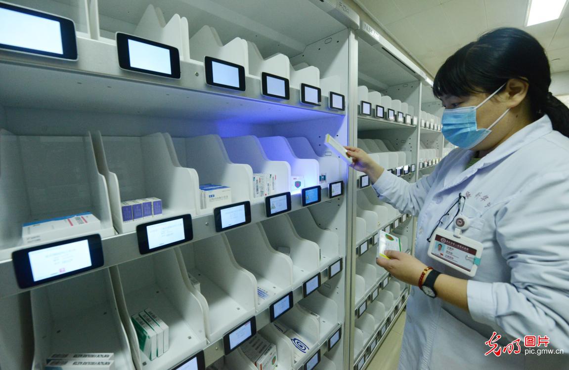 河南郑州：华中阜外医院里的机器人“助手”