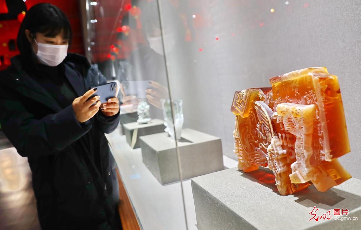 河北秦皇岛：“清华玻璃20年师生作品展”在秦皇岛举行