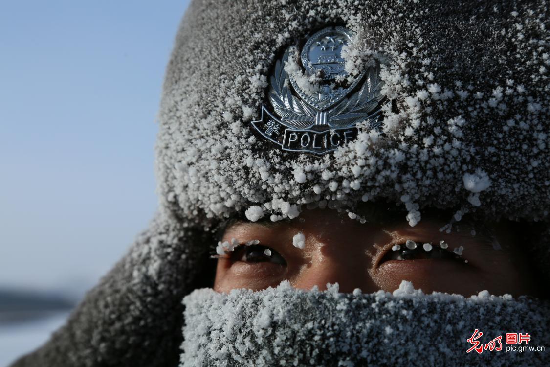 内蒙古呼伦贝尔：踏雪巡边保稳定