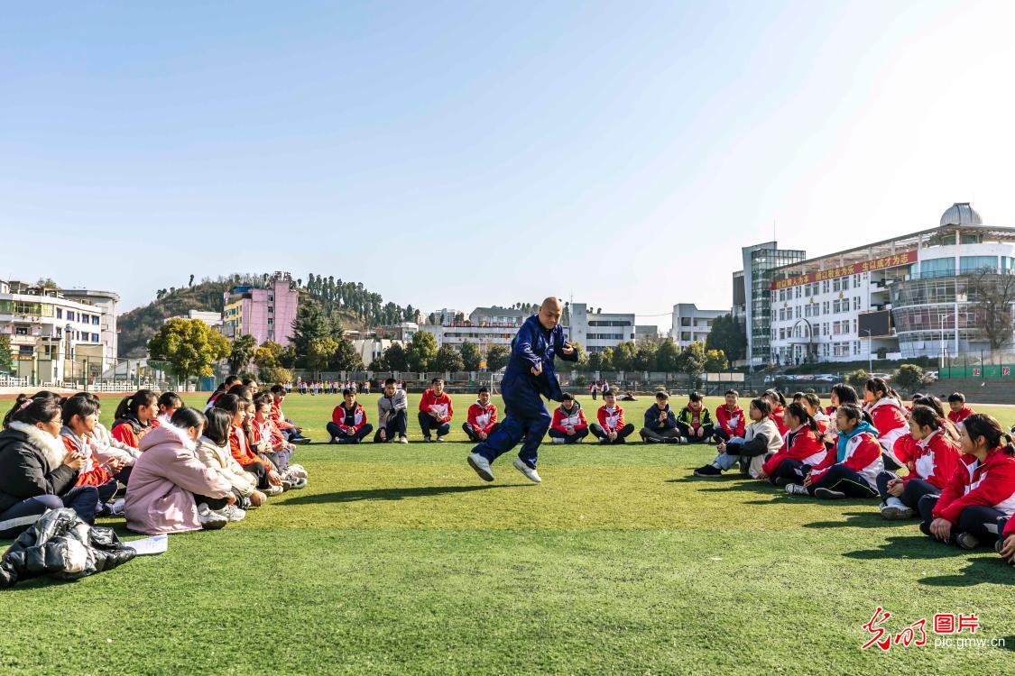 當日,陽光普照,迎來新年首個暖冬天氣,畢節市黔西第一中學師生在享受