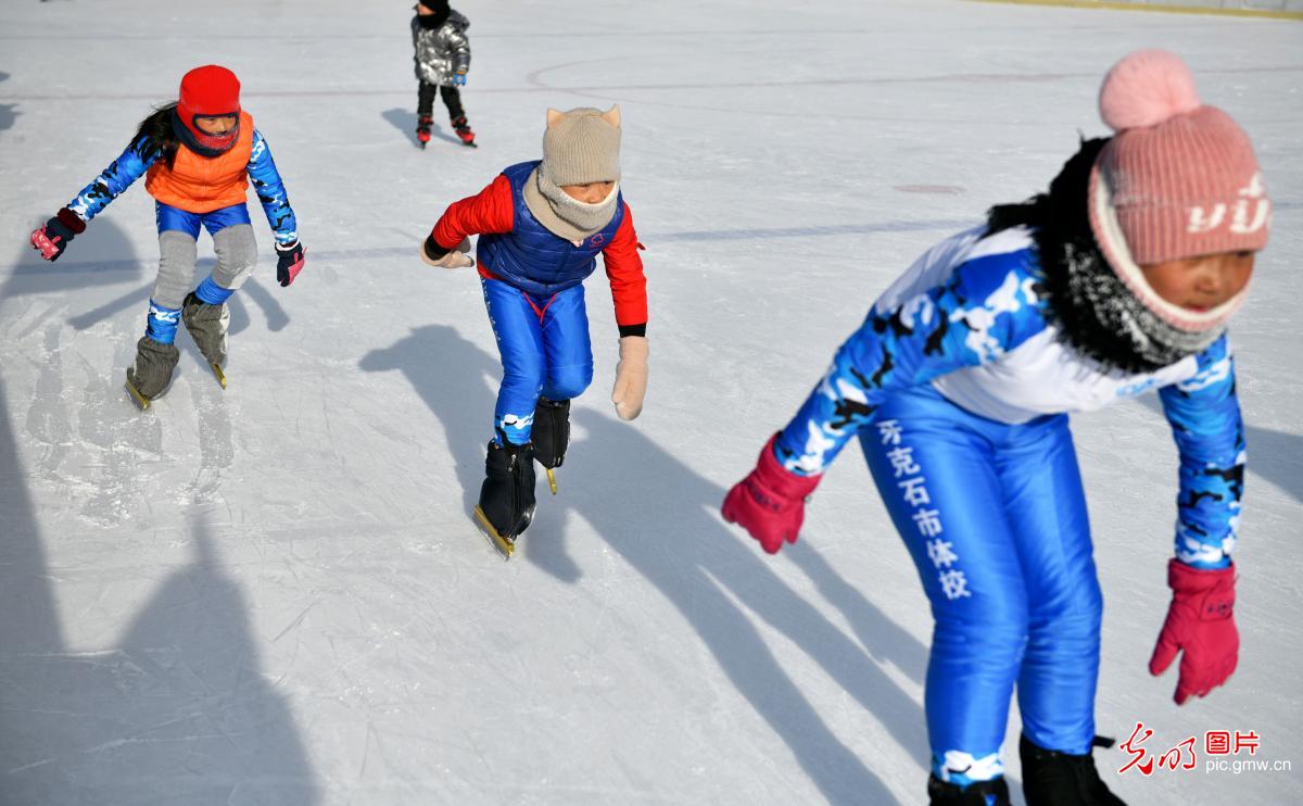 内蒙古呼伦贝尔：滑冰健身热 快乐度寒假
