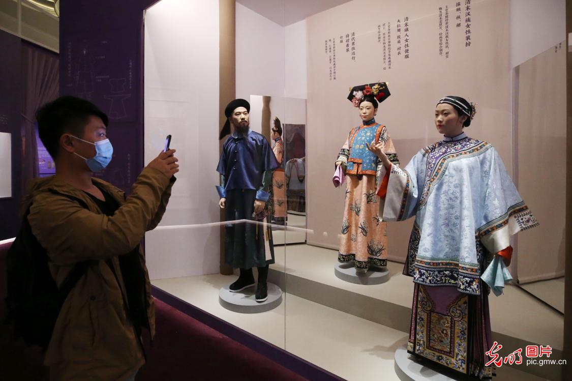 中国古代服饰文化展持续火热引客来