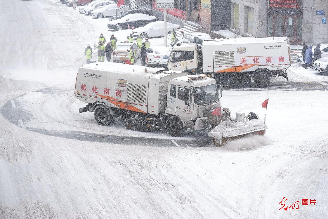 哈尔滨迎降雪 环卫部门积极应对保畅通