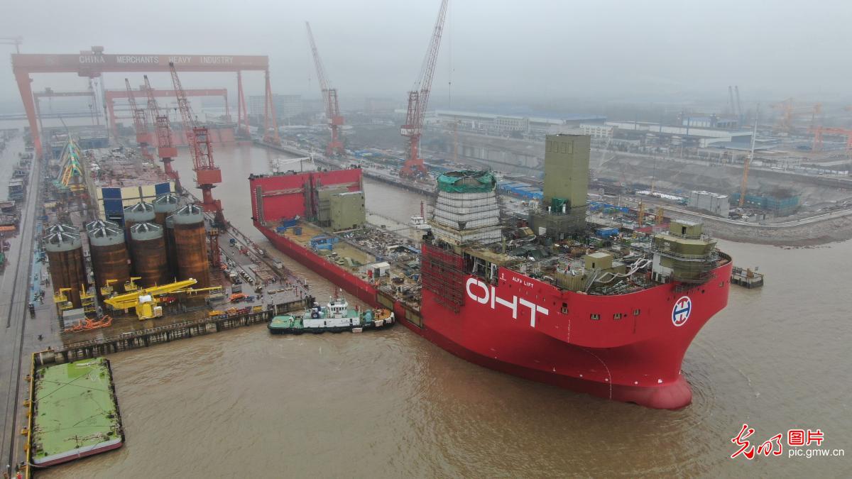 江苏海门：48000吨半潜重吊运输船顺利下水