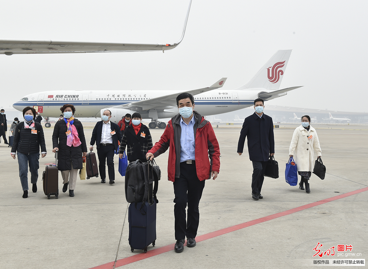 江西代表团抵达北京