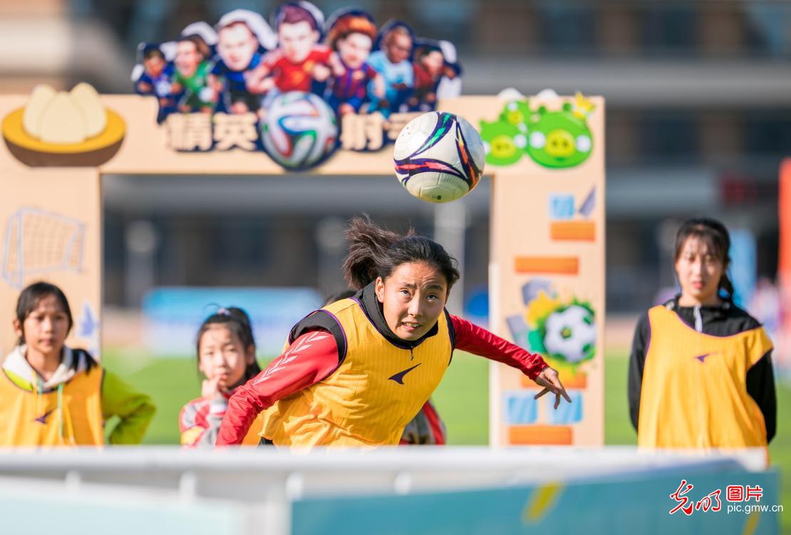 呼和浩特：“女孩足球节”让女孩爱上足球