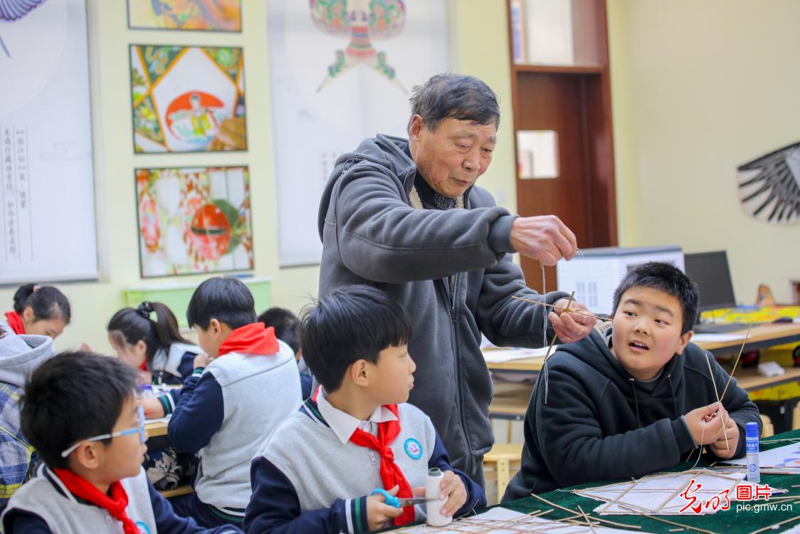 江苏如皋：风筝“飞“进课堂 非遗有传承