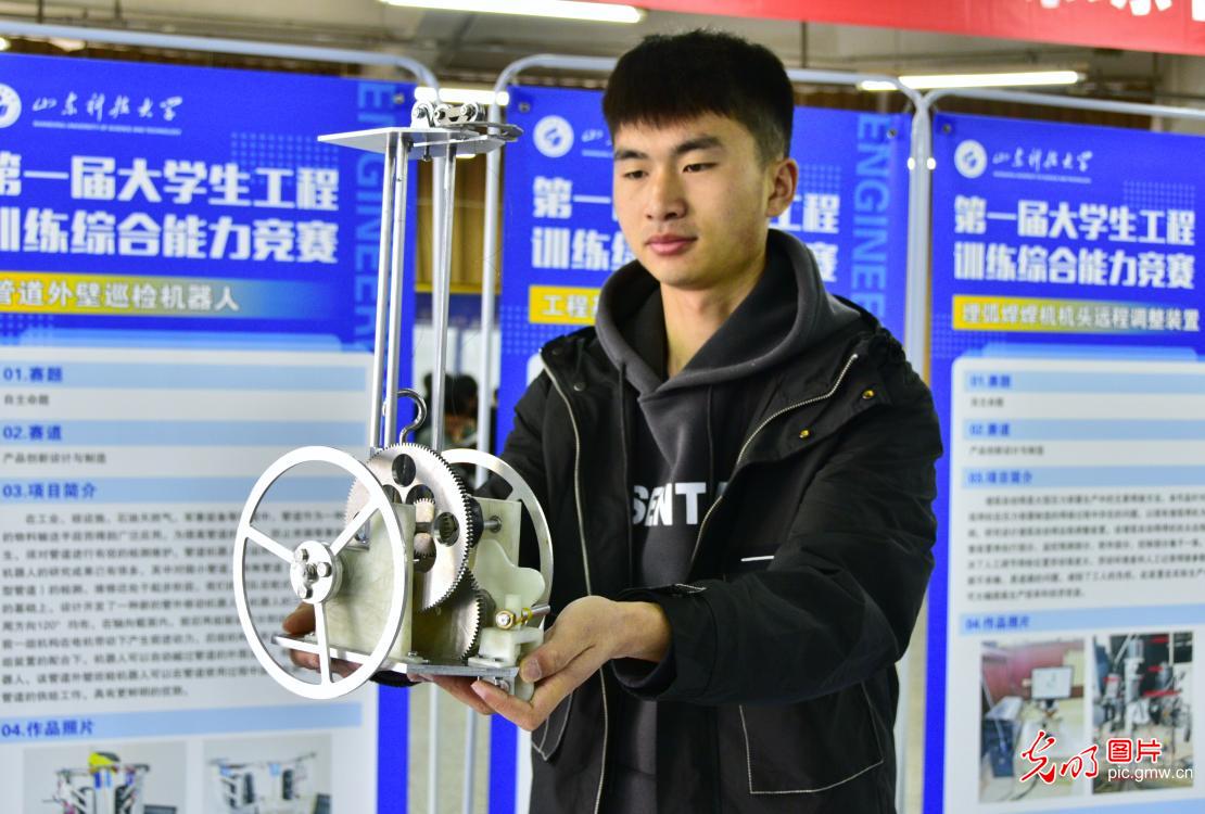 山东青岛：大学生竞技智能机器人