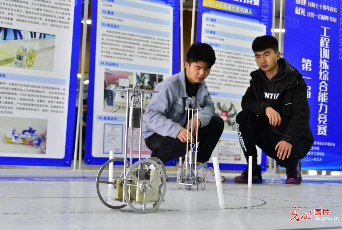 山东青岛：大学生竞技智能机器人