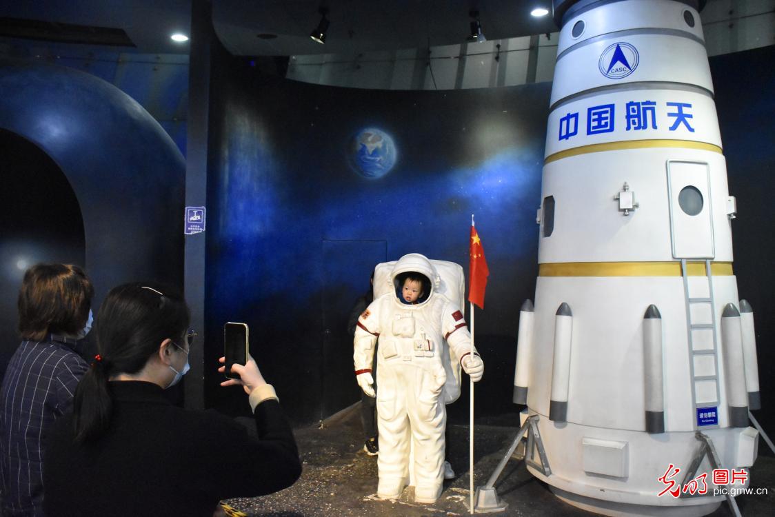 国际天文馆日北京市民感受浩瀚宇宙