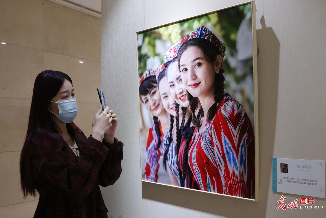 “天山放歌——新疆各族人民幸福生活”摄影展在京举办