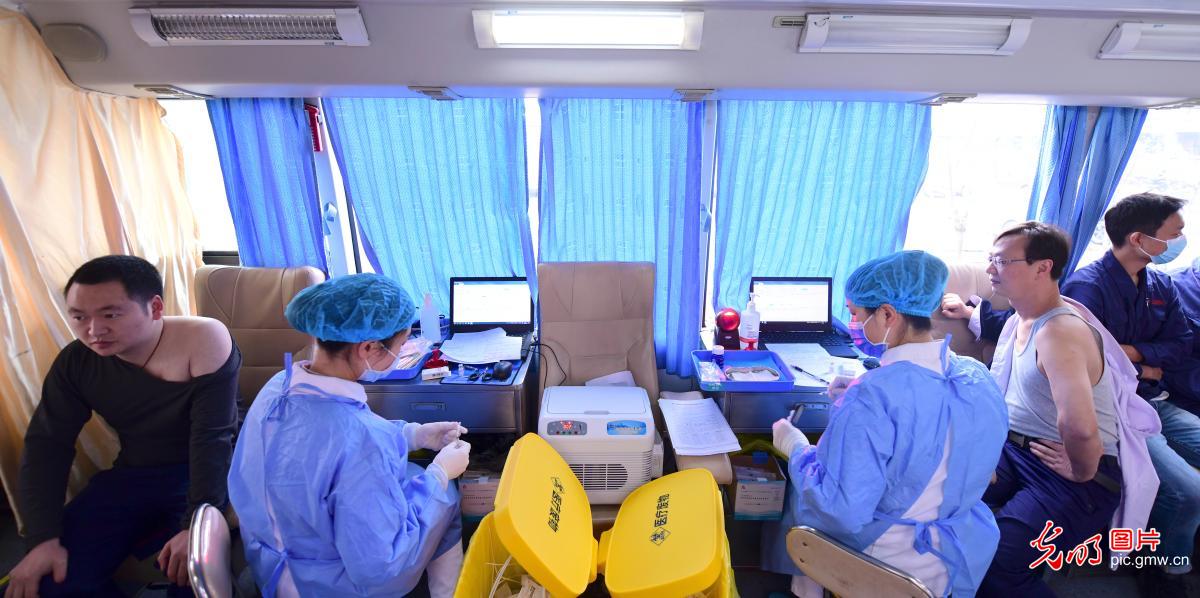 重庆璧山：移动接种巴士 实现疫苗接种“上门服务”