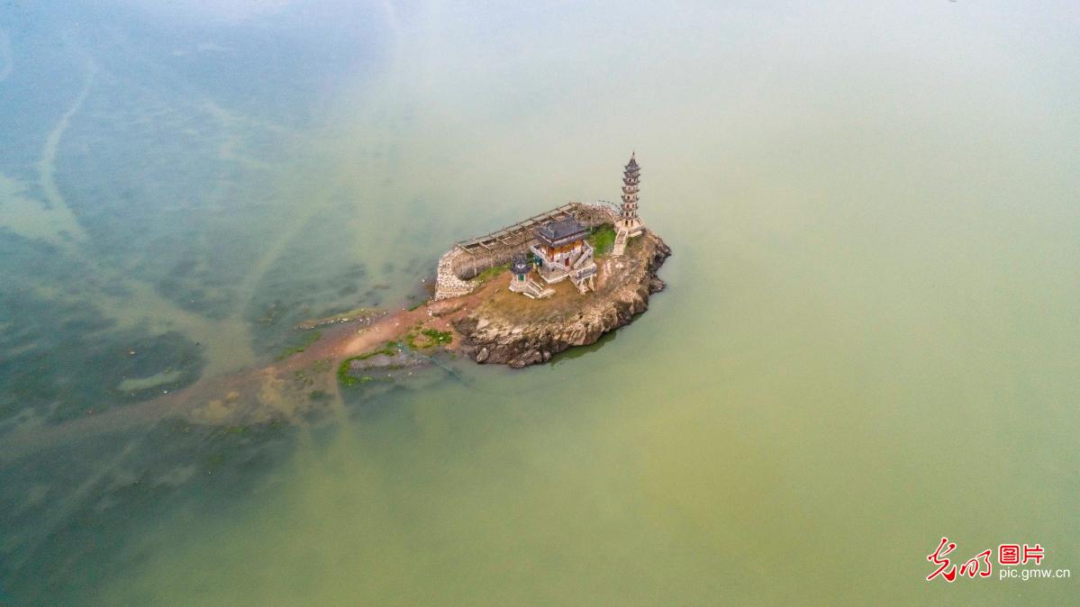 鄱阳湖水位长涨：小岛落星墩成水中楼阁