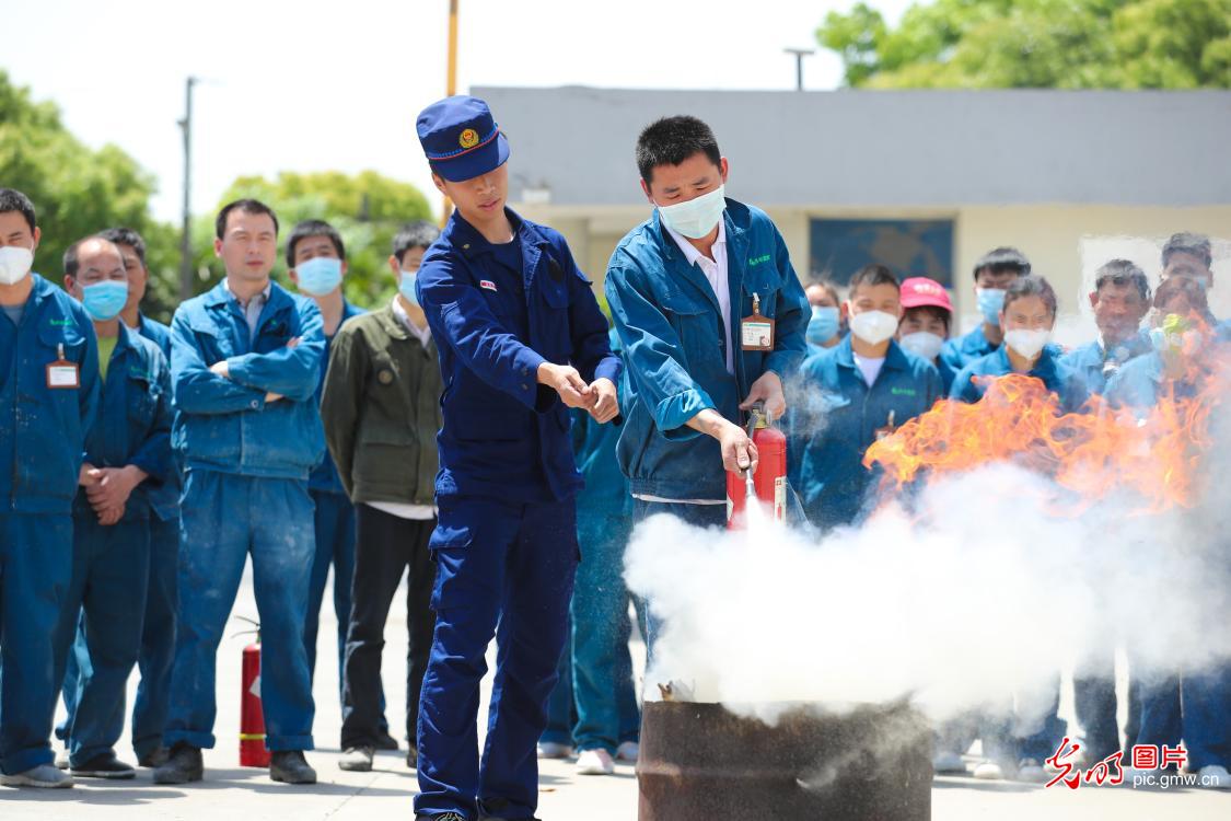 通過開展正確使用滅火器,消防演練,宣講消防安全知識等方式,增強企業